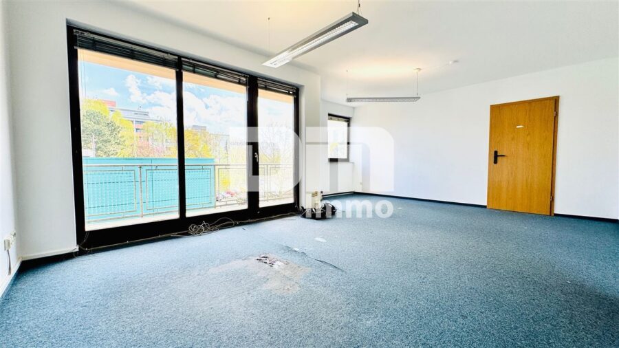 (R)eserviert!Schöne zentral gelegene Wohnung mit großem Balkon und Tiefgaragenstellplatz - Wohnzimmer / Esszimmer / Zugang Balkon / Küche